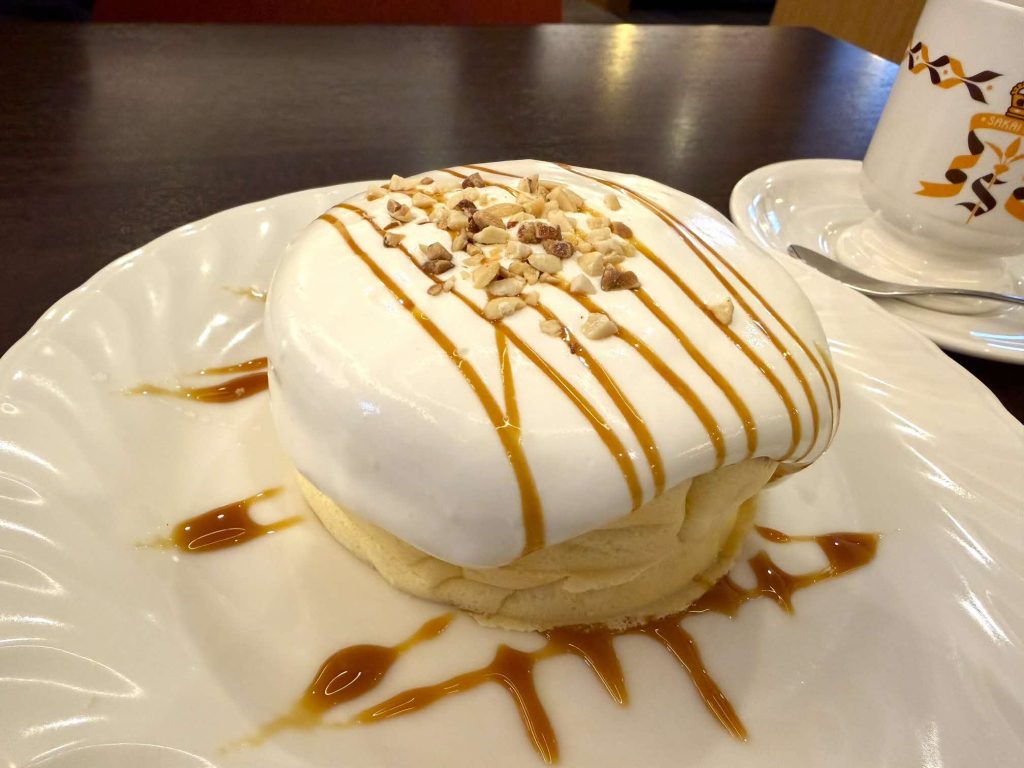 さかい珈琲のマカダミアナッツソース パンケーキ